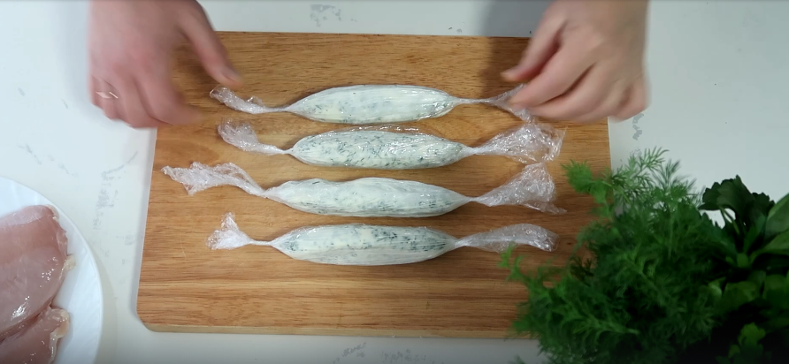 Делаем 4 колбаски и убираем в морозильную камеру