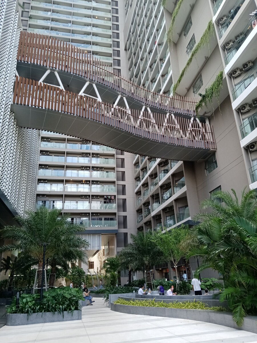 Выглядит он приятно, но это такой человейник! В выходные тут толпы, гвалт, хохот, и всё это допоздна. 