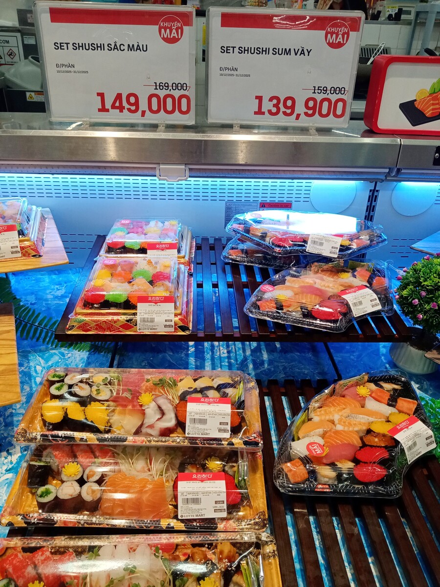 Это я еще фотографии слоек и сдоб не выкладываю. Иногда в магазине акции 2 по цене 1, и в прошлый раз как раз пироженки были уценены.