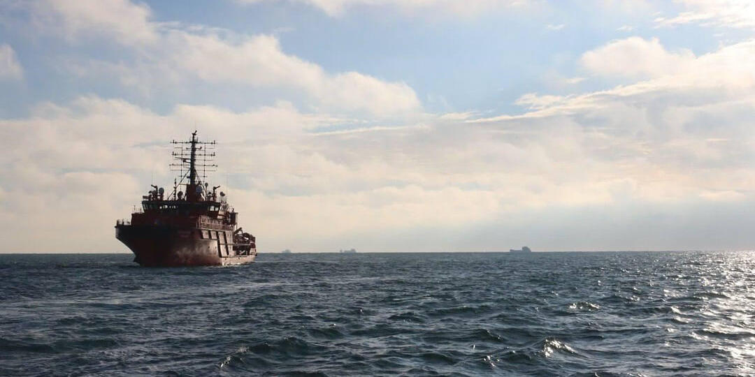 Море почернело