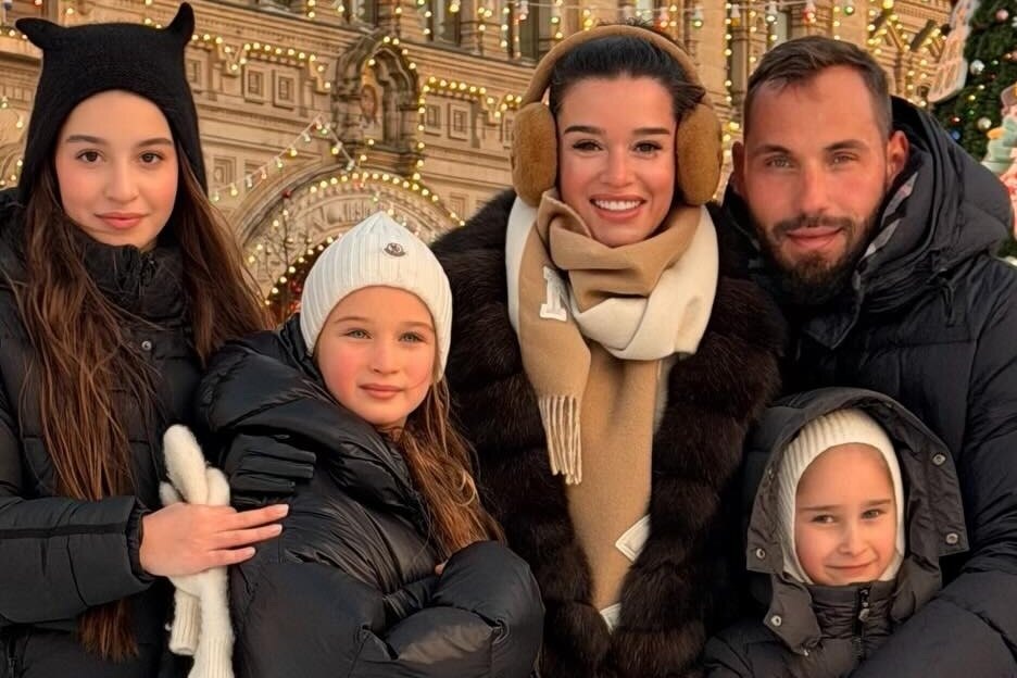     «Сердце Москвы украшено родными игрушками»: Ксения Бородина с мужем, дочерьми и падчерицей появилась на Красной площади