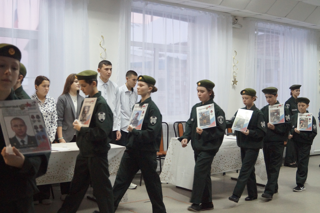 Отряд Росгвардии имени Станислава Мартынова в Бырминской школе с портретами героев СВО