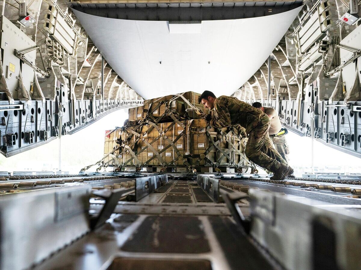    Погрузка военной помощи для Украины на авиабазе Дувр | © AP Photo / Alex Brandon