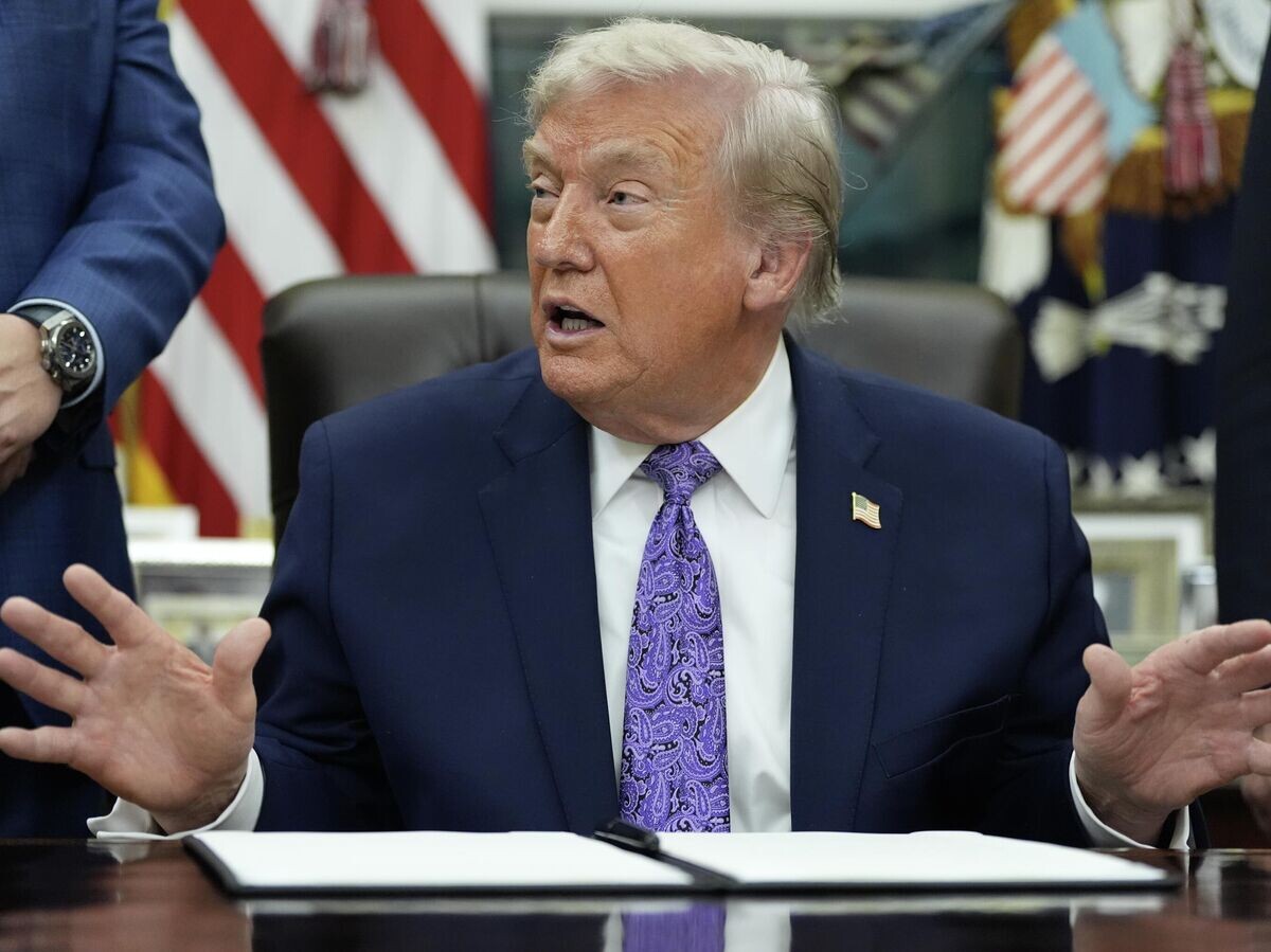    Президент США Дональд Трамп во время общения с журналистами в Белом доме | © AP Photo / Alex Brandon