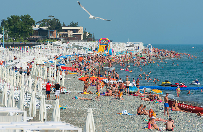    Отдыхающие на пляже Нижнеимертинской набережной. Фото: Артур Лебедев/ТАСС