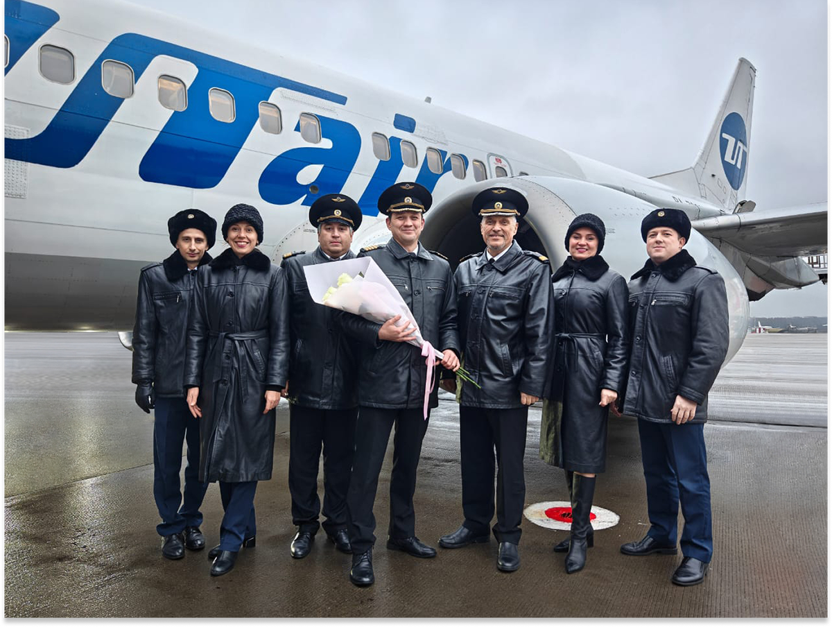 На фото слева направо: Максим Утелев, бортпроводник СБП г. Самара
Ирина Фирсова, бортпроводник СБП г. Сочи
Николай Клепов, второй пилот летного отряда № 9
Роман Ярославский, командир Boeing 737 летного отряда № 5
Владимир Романов, командир летного отряда № 5
Людмила Эреджепова, руководитель группы-старший бортпроводник-инструктор СБП г. Самара
Игорь Алфимов, бортпроводник СБП г. Москва