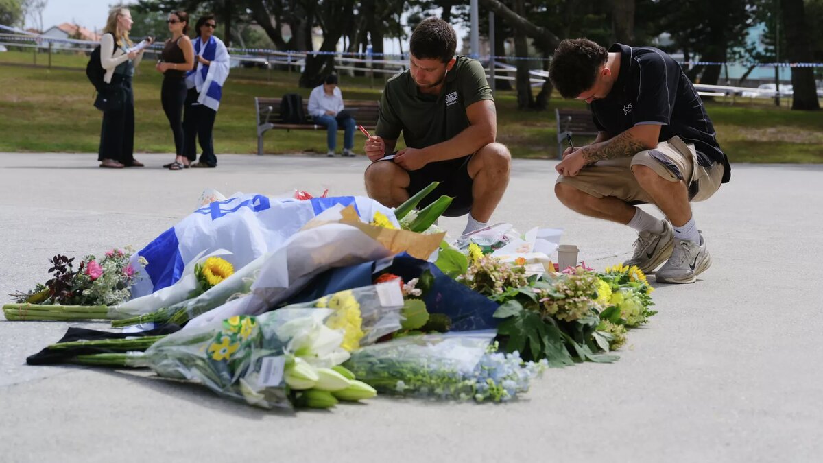 Люди собрались почтить память погибших при теракте на пляже Бонди в Сиднее © Getty Images / George Chan