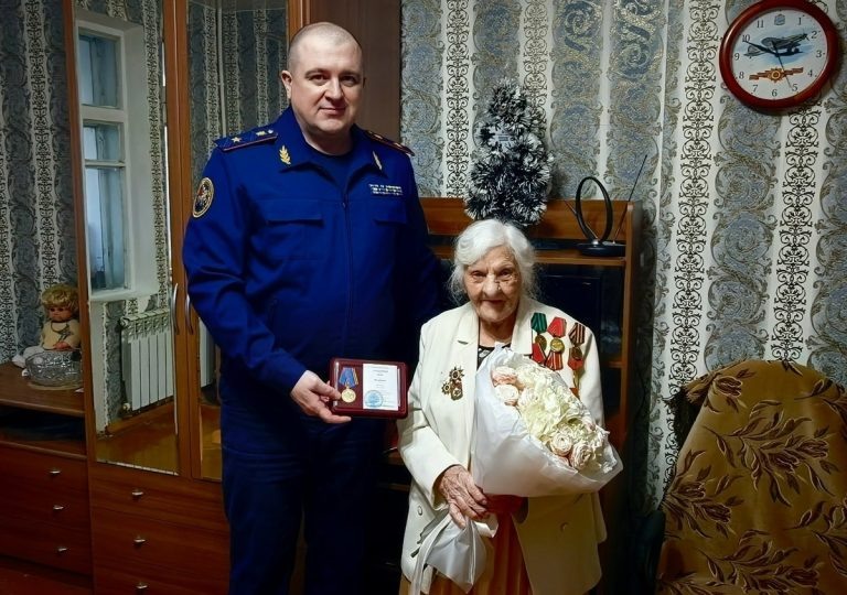 Памятную медаль вручили в Самаре 102-летней участнице штурма Берлина