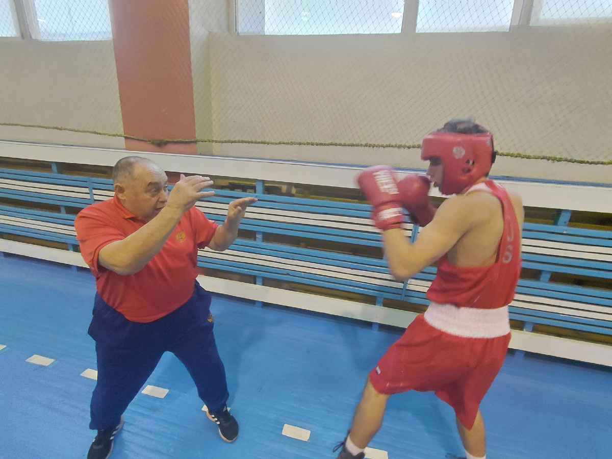 А вот финальный день соревнований будет по-настоящему праздничным для тренера-преподавателя СШОР по боксу – Александра Александровича Коновалова, ведь именно сегодня, 19 декабря он отметит свой День рождения! 