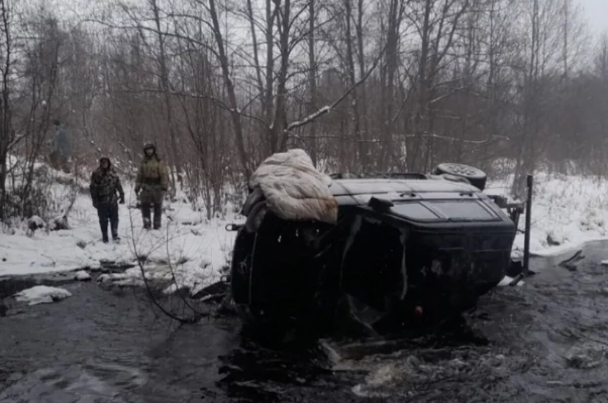    В Челябинской области УАЗ упал с моста в реку, двое пострадали