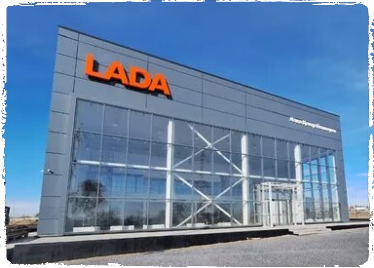 Две реальности 2025 года: пока у конкурентов очереди за кредитами, в салонах Lada слышно, как перегорают лампы от тоски. Где вы предпочли бы оставить свои деньги?