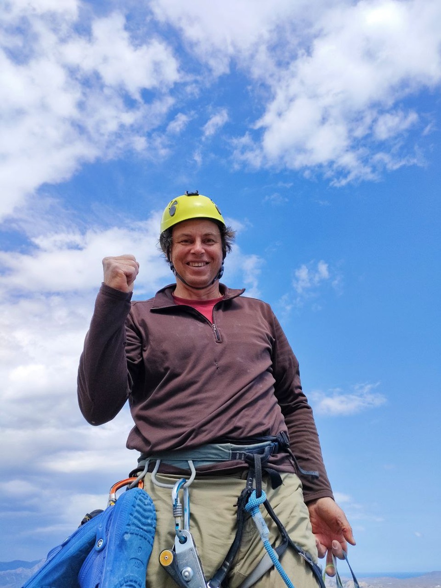 На вершине.