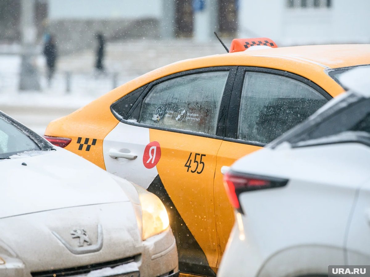    Стоимость услуг такси взлетела утром 15 декабря