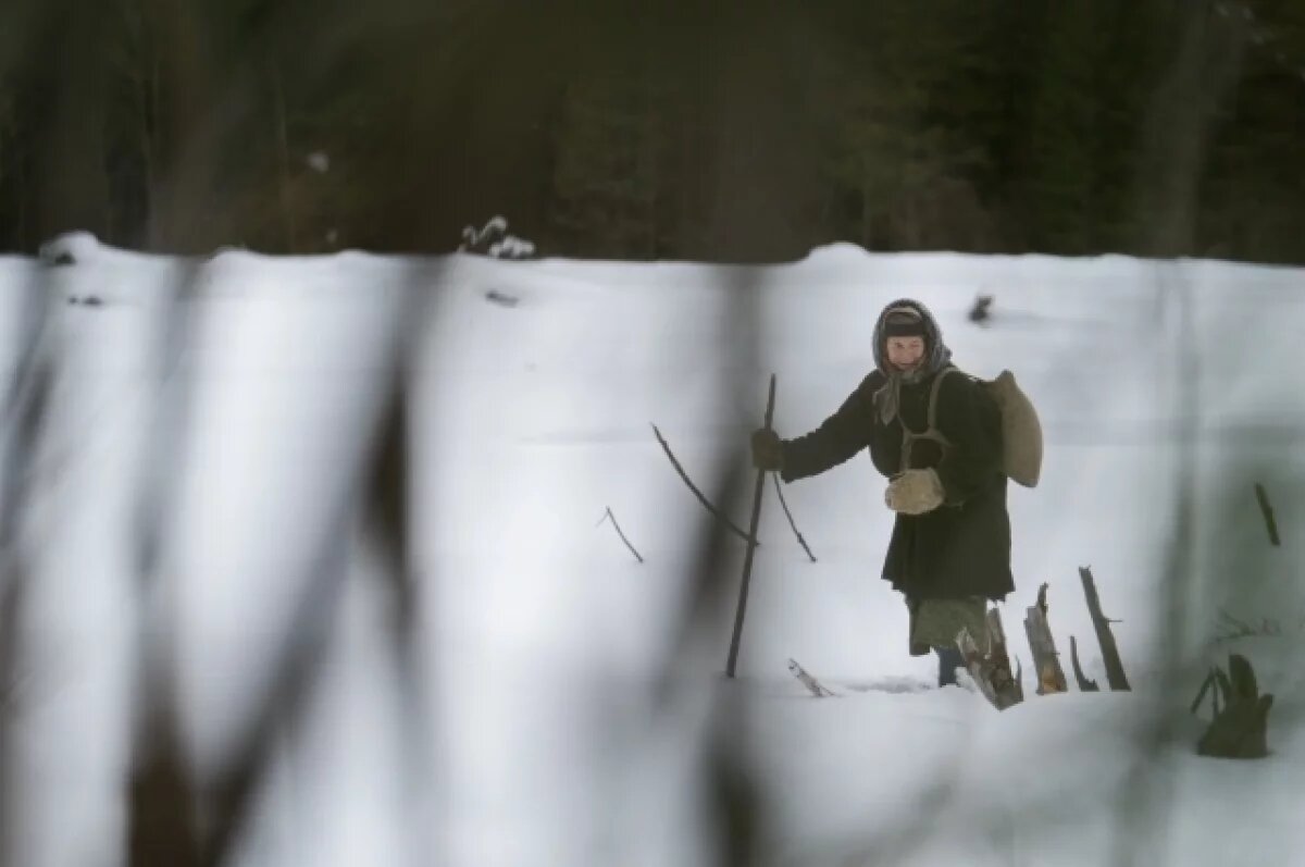    Агафья Лыкова возле своей заимки.