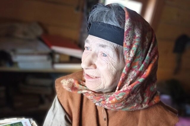    Большую часть времени Агафья проводит в молитвах. Фото: Заповедник "Хакасский"/ Пресс-служба Государственного заповедника