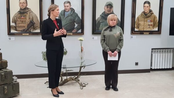    Заместитель министра культуры ДНР Вита Пащенко и директор Донецкого республиканского художественного музея Екатерина Калиниченко