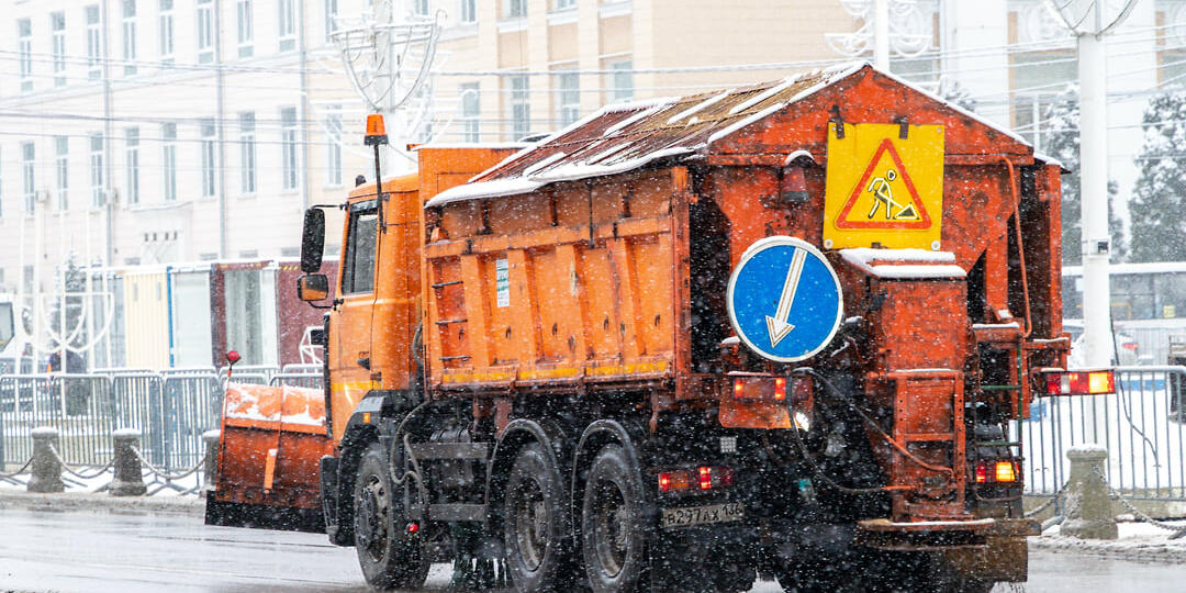 Спецтехника обработала путепроводы Краснодара от гололеда