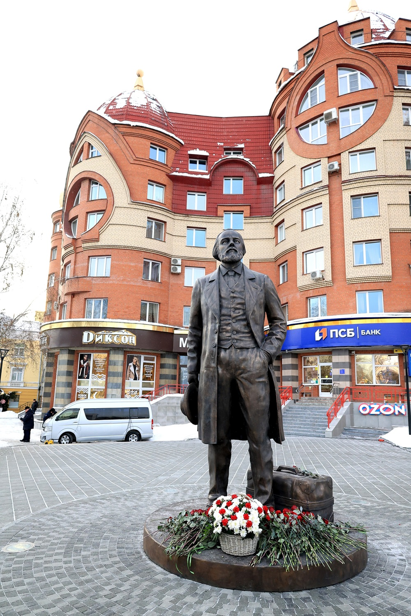 Памятник Достоевскому в Барнауле. Фото Дмитрия Герайкина