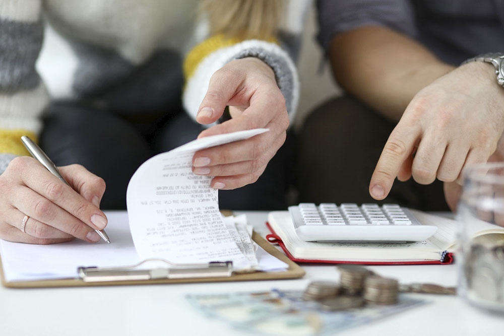    Банки с осторожностью относятся к молодым заемщикам (до 21-23 лет), пожилым без поручителей и клиентам с коротким стажем на текущем месте работы. / Фото: iStock