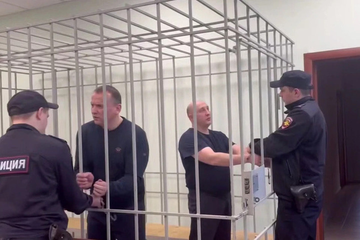 В Красноярске двух бывших подполковников полиции осудили за взятки в криптовалюте и «крышевание» подпольного казино