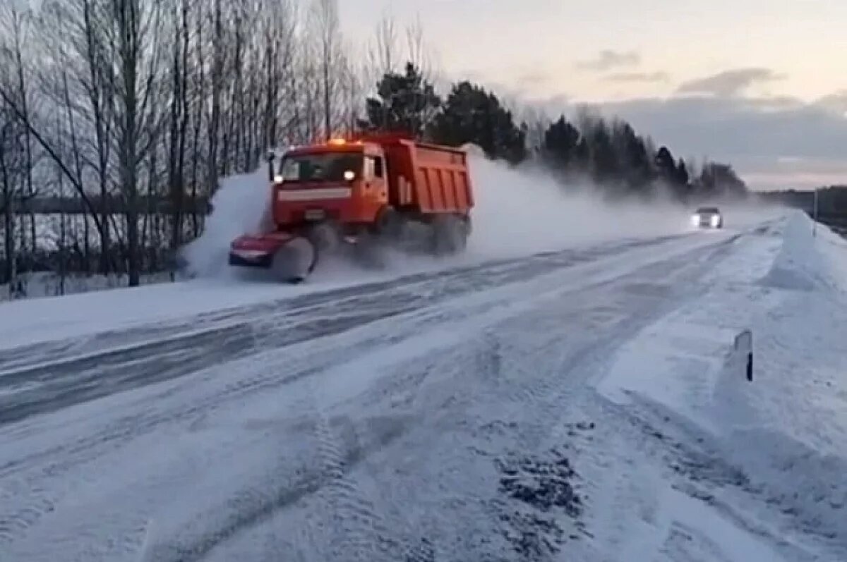    На расчистку свердловских трасс от снега вывели 357 единиц техники