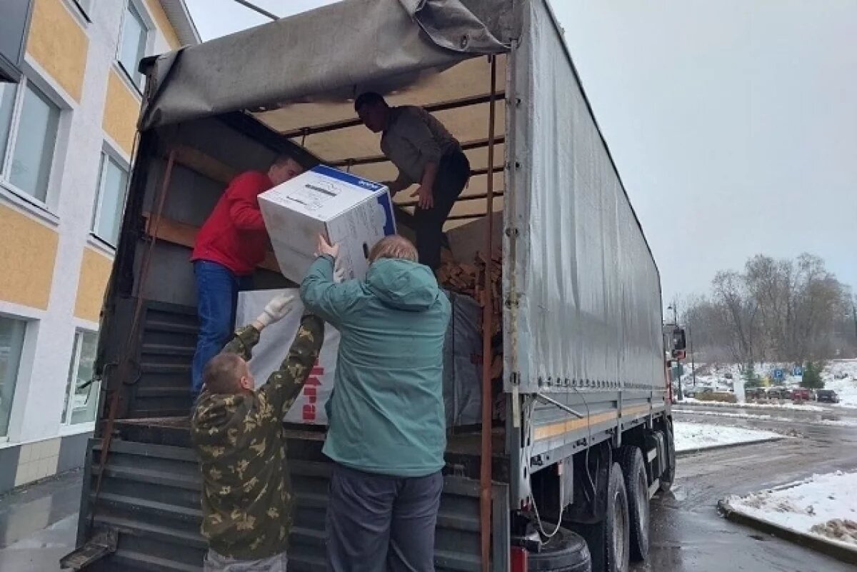    В предновогодние дни владимирцы собирают гуманитарную помощь для бойцов СВО