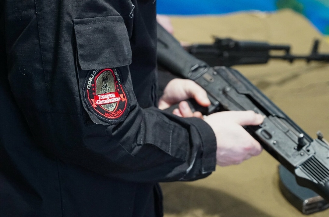 Сборка-разборка макетов оружия на мероприятие.