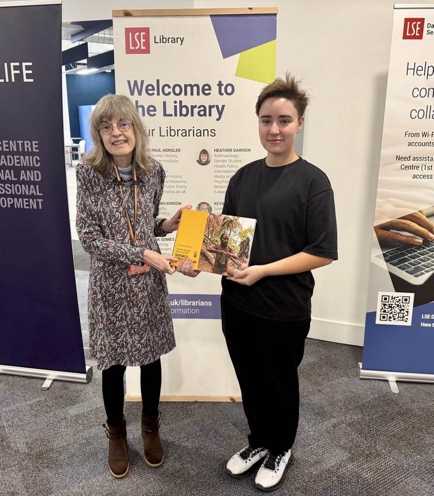 Хизер Доусон, заведующая отделом антропологии в библиотеке Лондонской Школы Экономики и Марина Мушкатина, переводчица и волонтёр, сотрудник Фонда им. Миклухо-Маклая