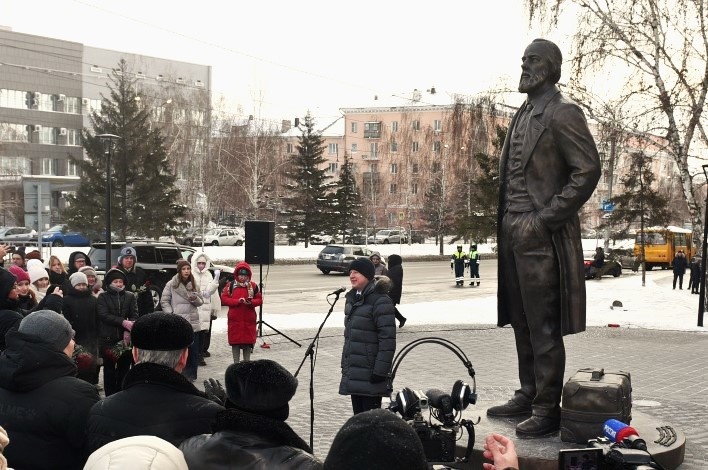 Памятник Достоевскому в Барнауле.