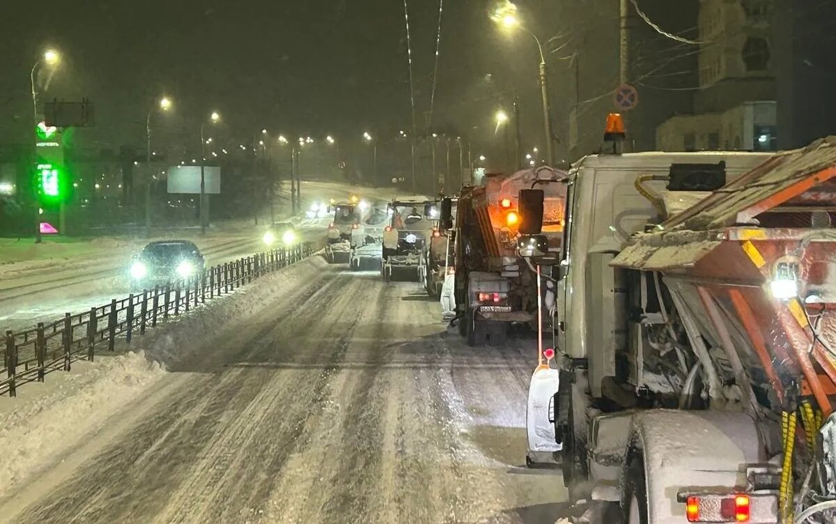    Улицы Ижевска продолжают очищать от снега