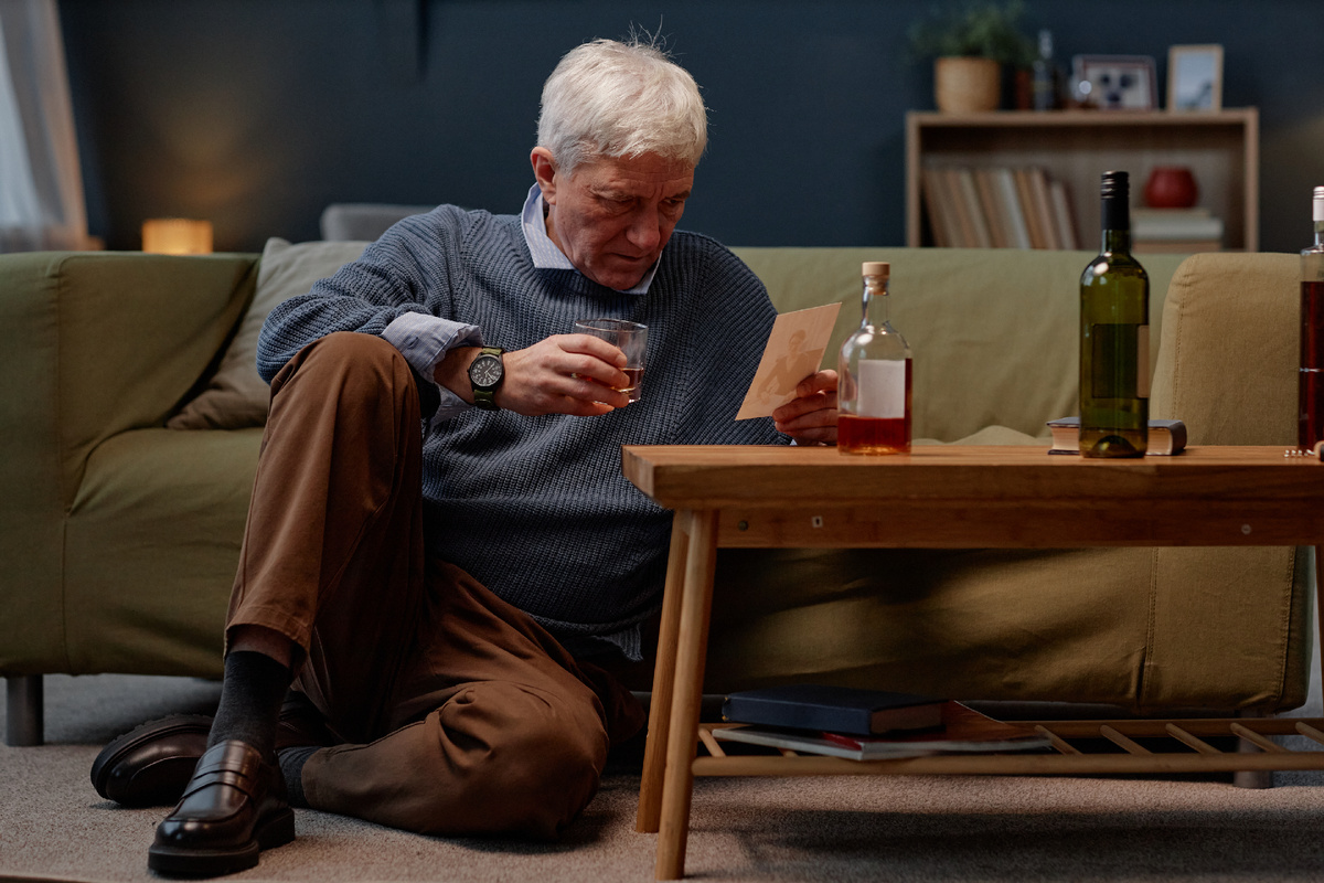 Алкоголизм в пожилом возрасте: особенности и риски (источник изображения: freepik.com)
