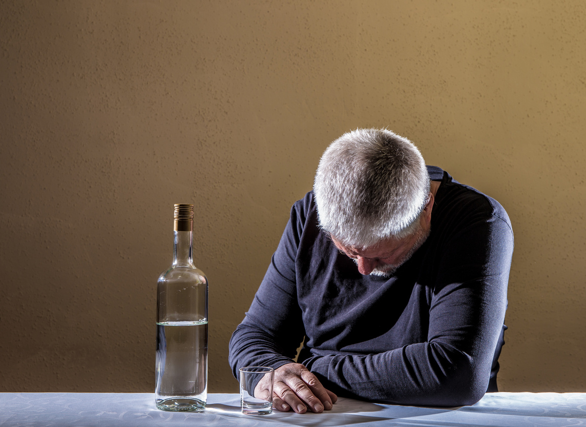 Симптомы алкоголизма (источник изображения: freepik.com)