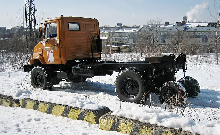 ЗИЛ "Каратель" - многоцелевой грузовик, созданный благодаря Лужкову: привод 4х4, дополнительный мост и проходимость по любому покрытию