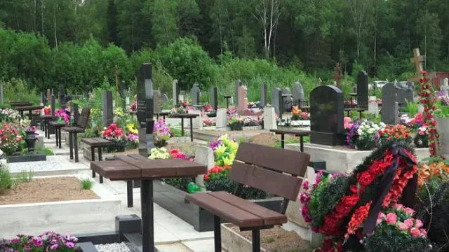 Когда убирают венки с могилы после похорон и нужно ли это делать?