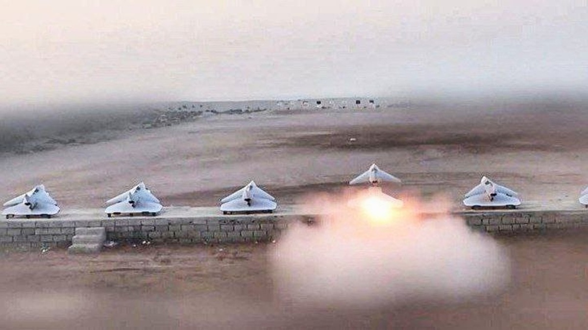 На фотографии: новый дрон-камикадзе «Хадид-110» - быстрый, смертельный, умный, незаметный и дешёвый беспилотник. Производство Иран-Россия. Источник фото: https://amalantra.ru/wp-content/uploads/2025/12/hadid-110-1-81225.jpeg