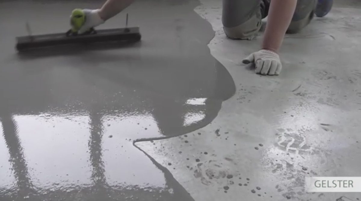 Процесс подготовки бетонного основания нашим мастером. Здесь он распределяет финишный ровнитель тонким однородным слоем. 