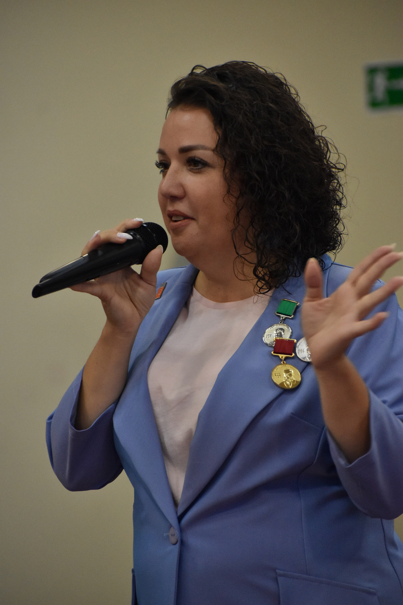 Автор стихов, стиманги "Зенитчик не спит", Елена Евгеньевна Садовская.