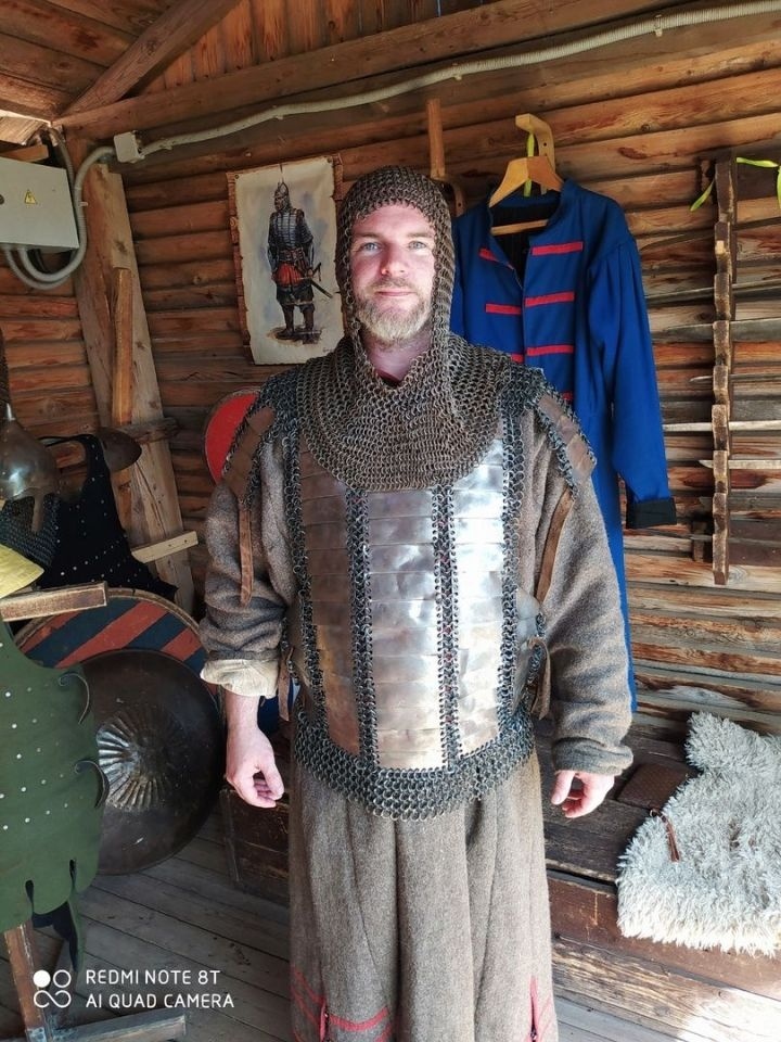 На экскурсии на остров-град Свияжск наш зеленодольский англичанин с интересом примерял доспехи рыцаря