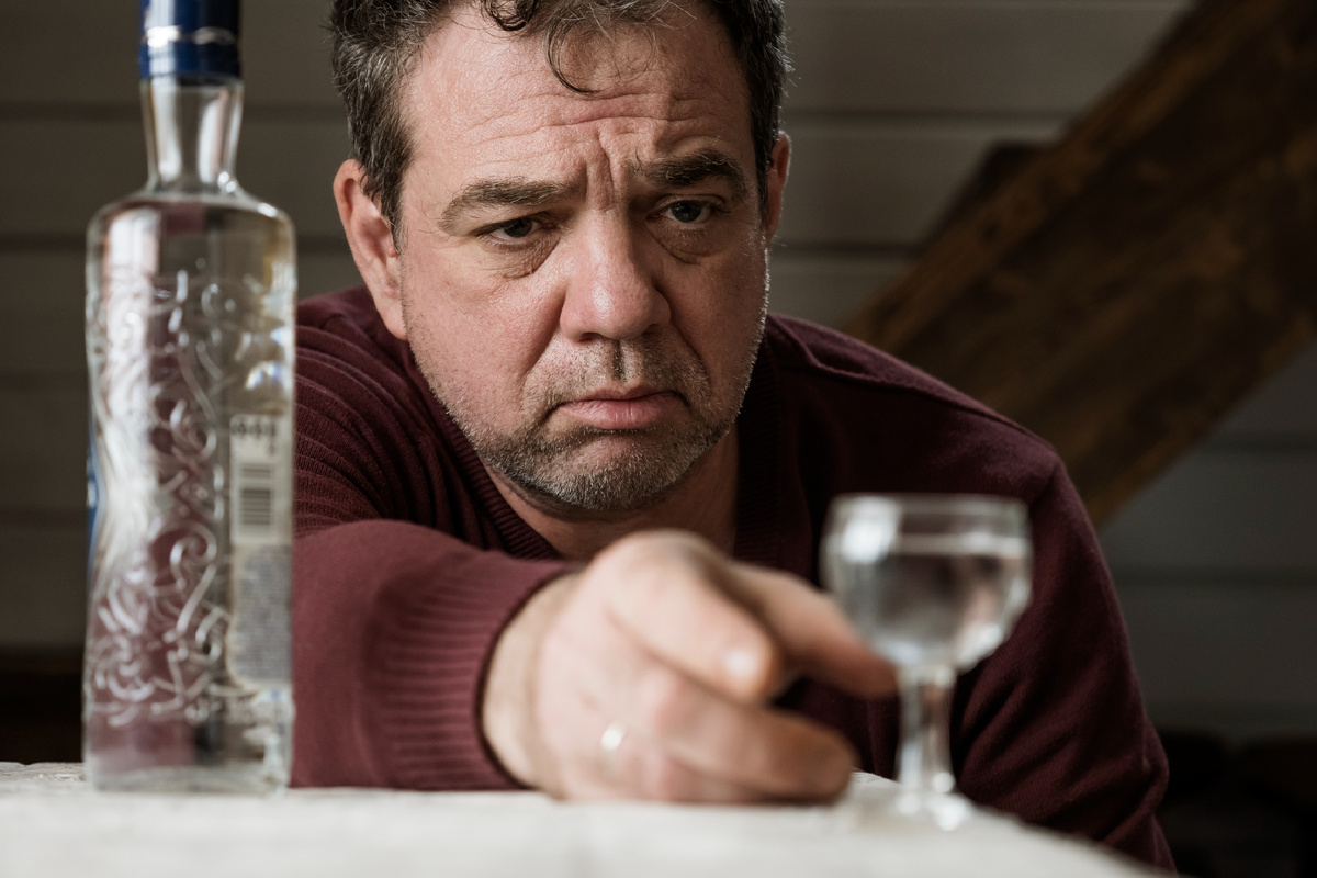 Привыкание к алкоголю (источник изображения: freepik.com)