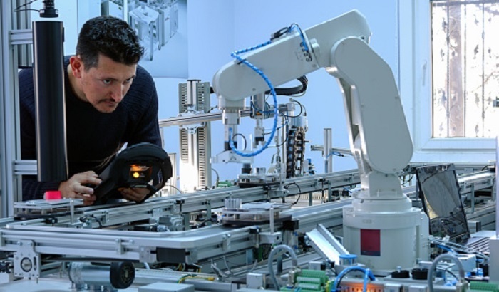    Рабочего человека никакой ИИ не заменит