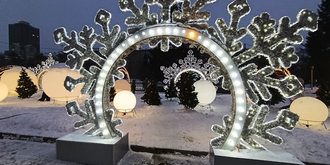 Новогодний Новосибирск разочаровал. Площадь Ленина в огнях. Решилась поехать на общественно транспорте с детьми.