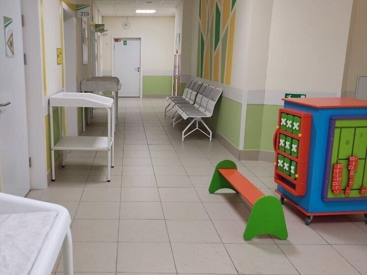     Он прочитал юным пациентам несколько своих произведений и подарил книги. Фото: Архив МК в Великом Новгороде