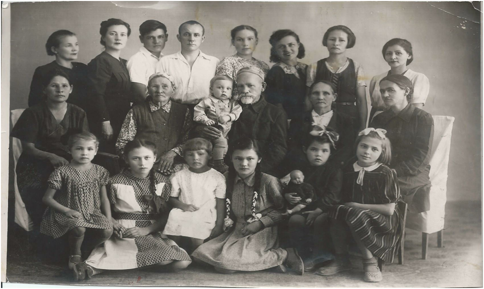 В центре Илязетдин Ягудин с внуком Арсланом. По обе стороны от него сестры . Сююмбике в верхнем ряду слева вторая. 1948 г.