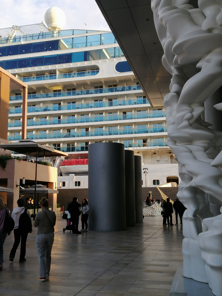 Галатапорт: круизный лайнер у берега