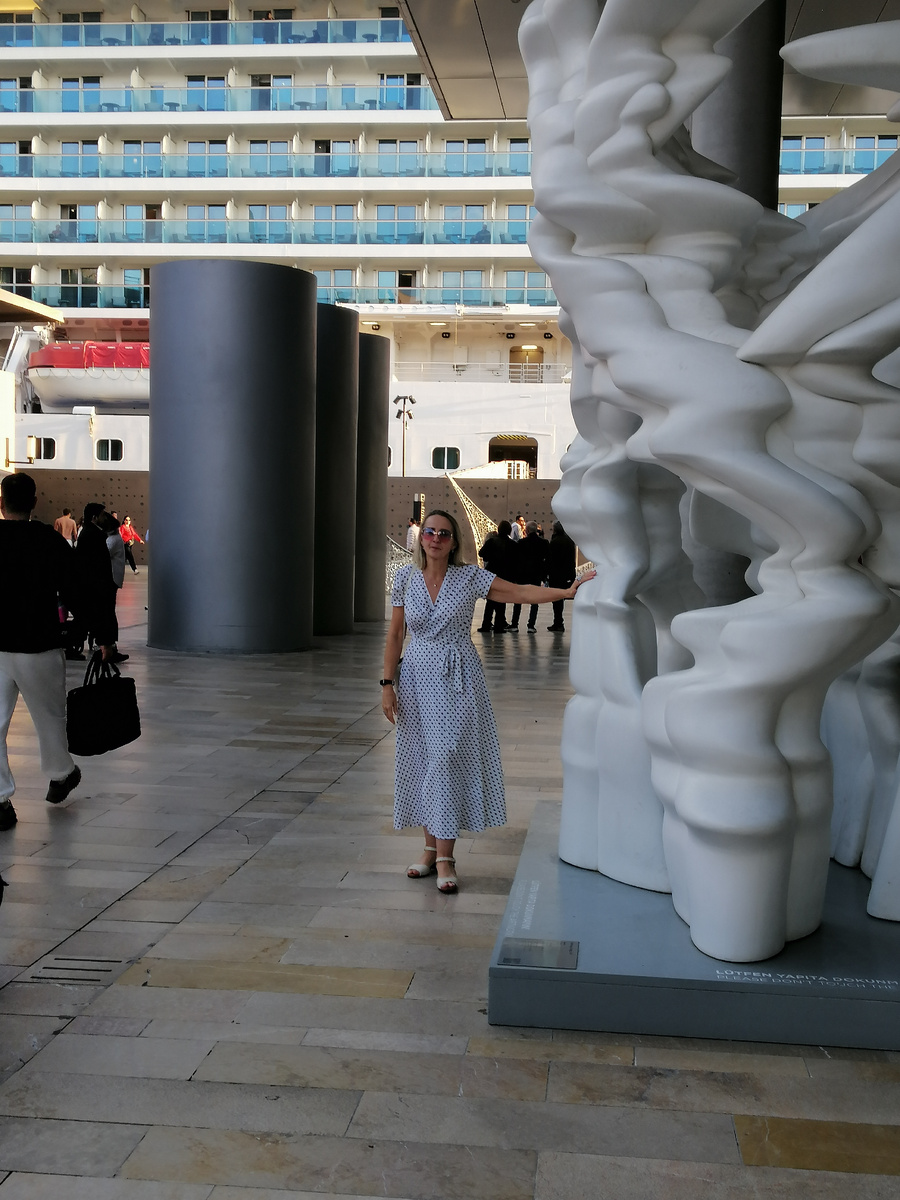 Галатапорт: невнимательный Автор у арт-объекта с надписью "пожалуйста, не трогайте"  =(