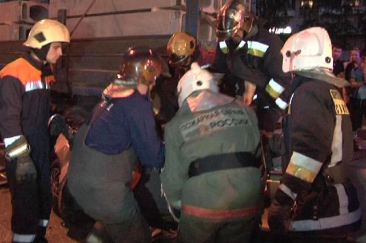    Четыре человека госпитализировали при ночных пожарах в Петербурге