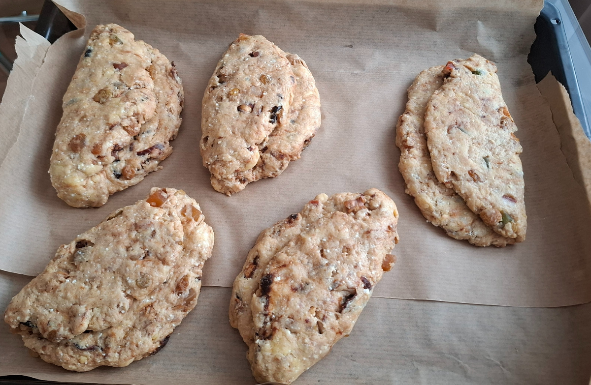 Первые четыре коржа отправляются в духовку. Будет еще два, но побольше.