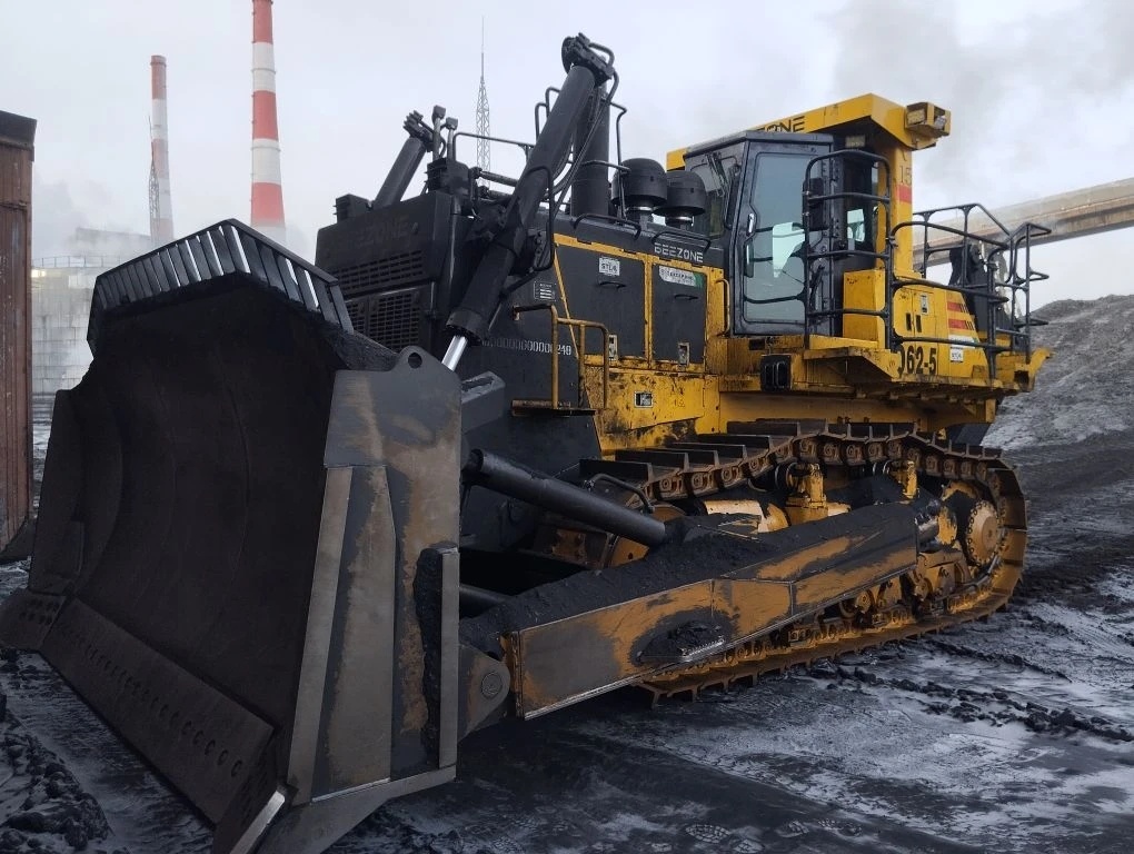 Бульдозер BEEZONE D62-5, 70 тонн подходит для горнодобывающей промышленности (вскрышные работы, планировка и содержание уступов, толкание скреперов, работа в отвалах, создание и содержание карьерных дорог), крупное гидротехническое строительство (возведение дамб и плотин, создание каналов и водохранилищ), масштабное промышленное и инфраструктурное строительство, работа со сложными и плотными грунтами