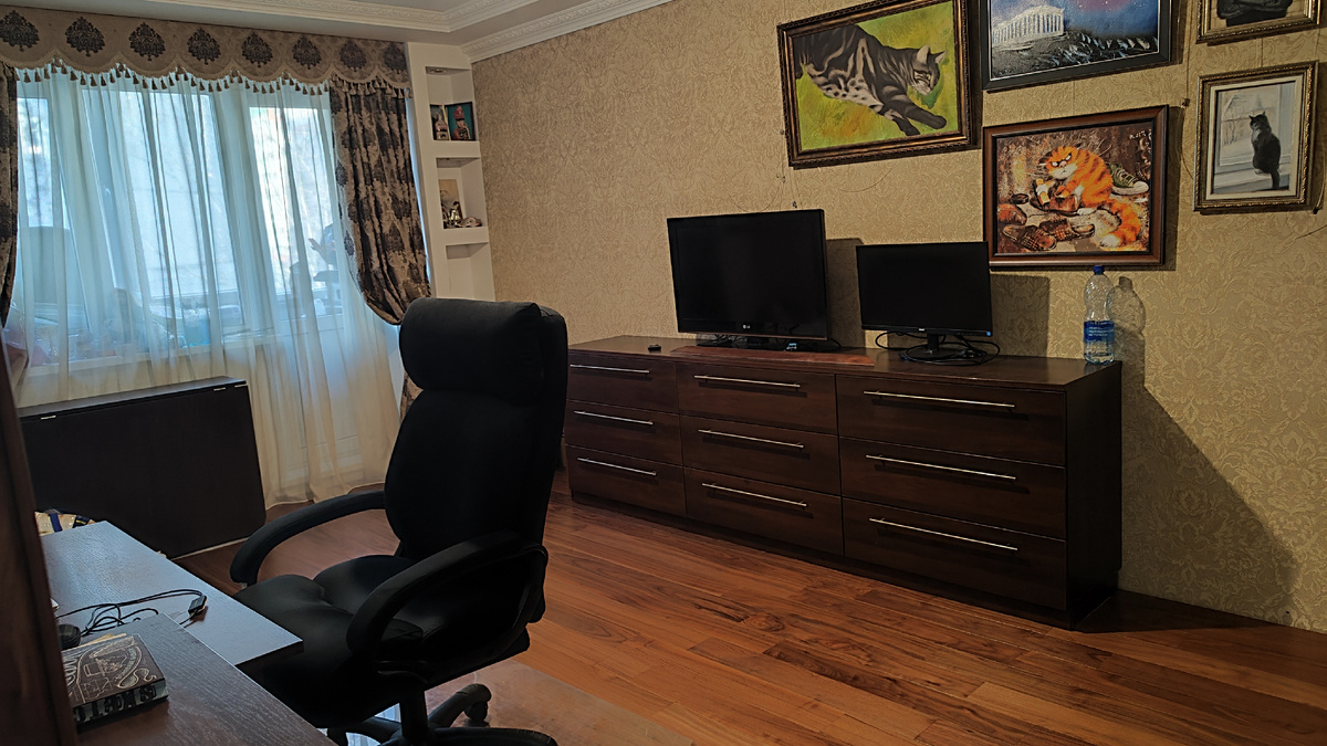 Так выглядит сейчас гостиная. Не хватает ёлки, но её увезли к свекрови на время ремонта. В этом году я без ёлки.