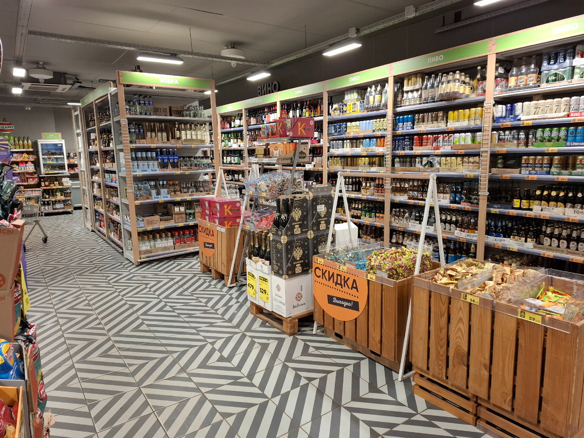 Вот так выглядят полки Пятерочки. Каждый год здесь были развали игристого, в этом под вино отведена только четверть.